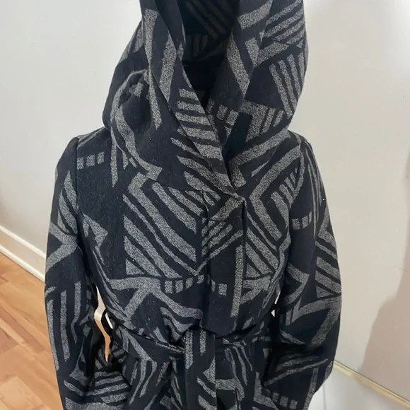 WARM GRAY BLACK GEOMETRIC COAT WITH HOOD perfect for snowy days - Picture 5 of 12